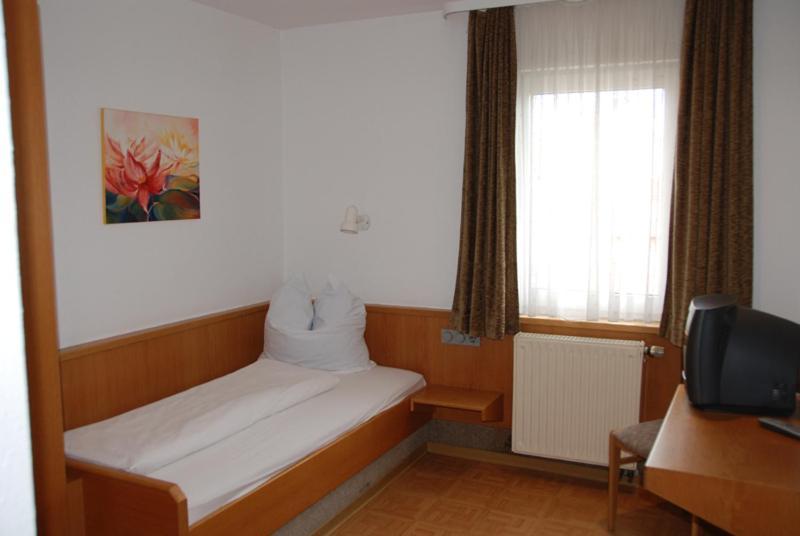 Hotel-Restaurant Zum Goldenen Hahnen Markgröningen Quarto foto